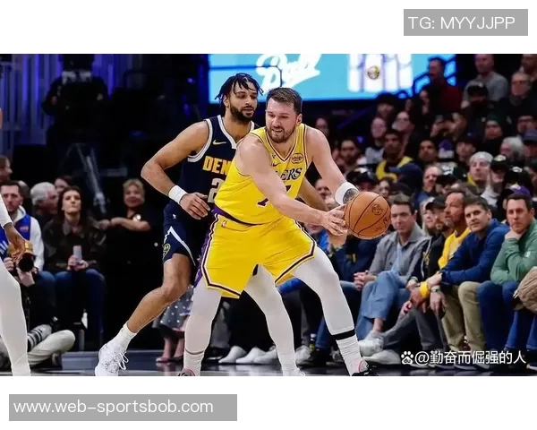 湖人防守升级穆雷被隐身LBJ篮下遭遇重击却未获哨声 湖人防守升级穆雷被隐身LBJ篮下遭遇重击却未获哨声